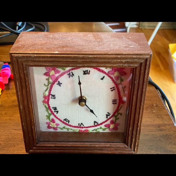 Needlepoint desk clock - Picture 1 of 2